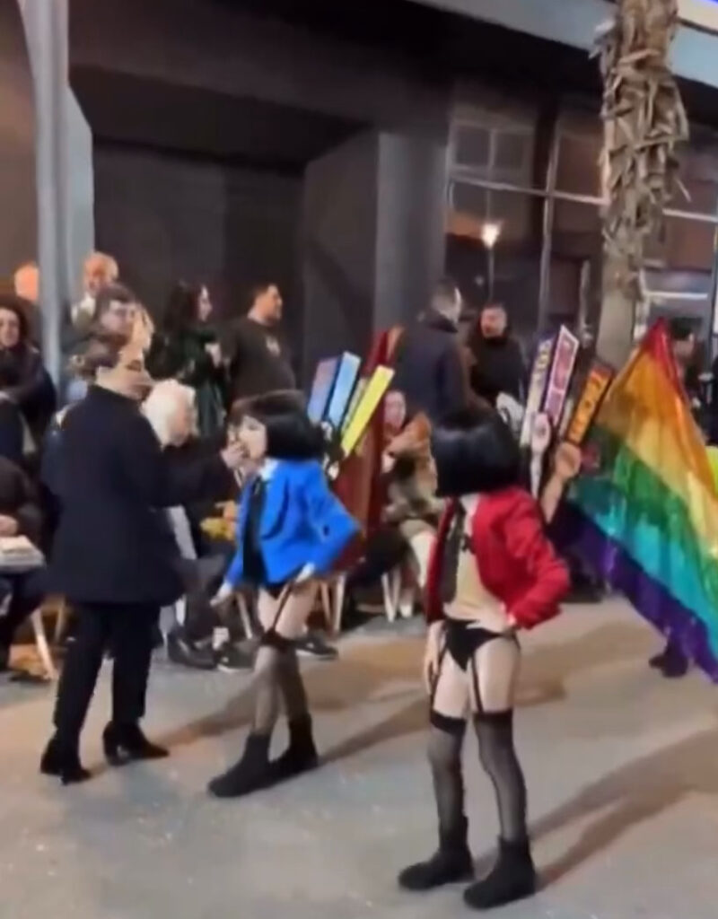 Niños En El Carnaval De España Desfilan Vestidos Con Lencería De Mujer Y Portando Bandera Del