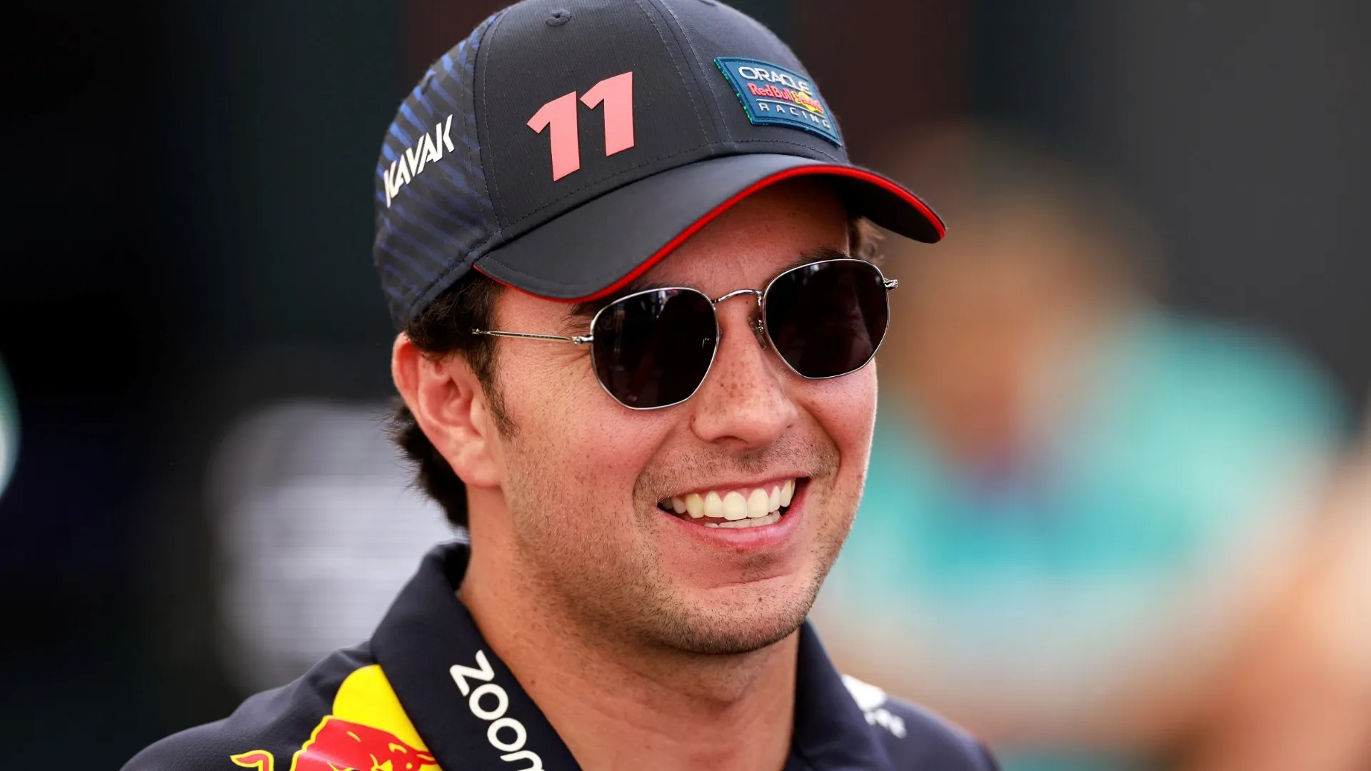 RED BULL DESCUBRE EL MISTERIO DETRÁS DE LA FALTA DE RITMO DE CHECO PÉREZ EN EL GRAN PREMIO DE AUSTRALIA nuevo-casco-sergio-checo-perez