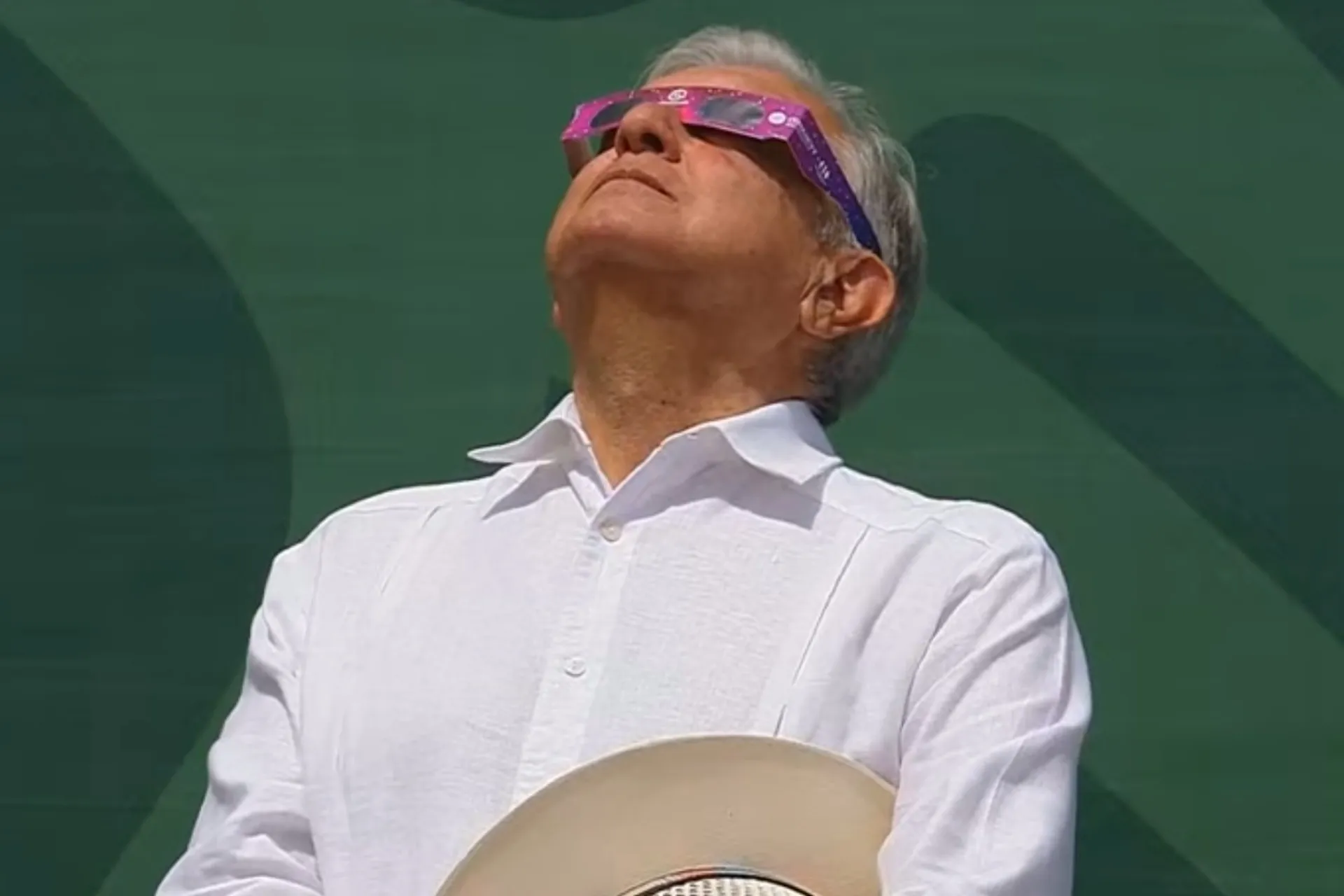 Así reaccionó AMLO al eclipse solar total 2024 en La Mañanera amlo-lopez-obrador-eclipse-solar-2024