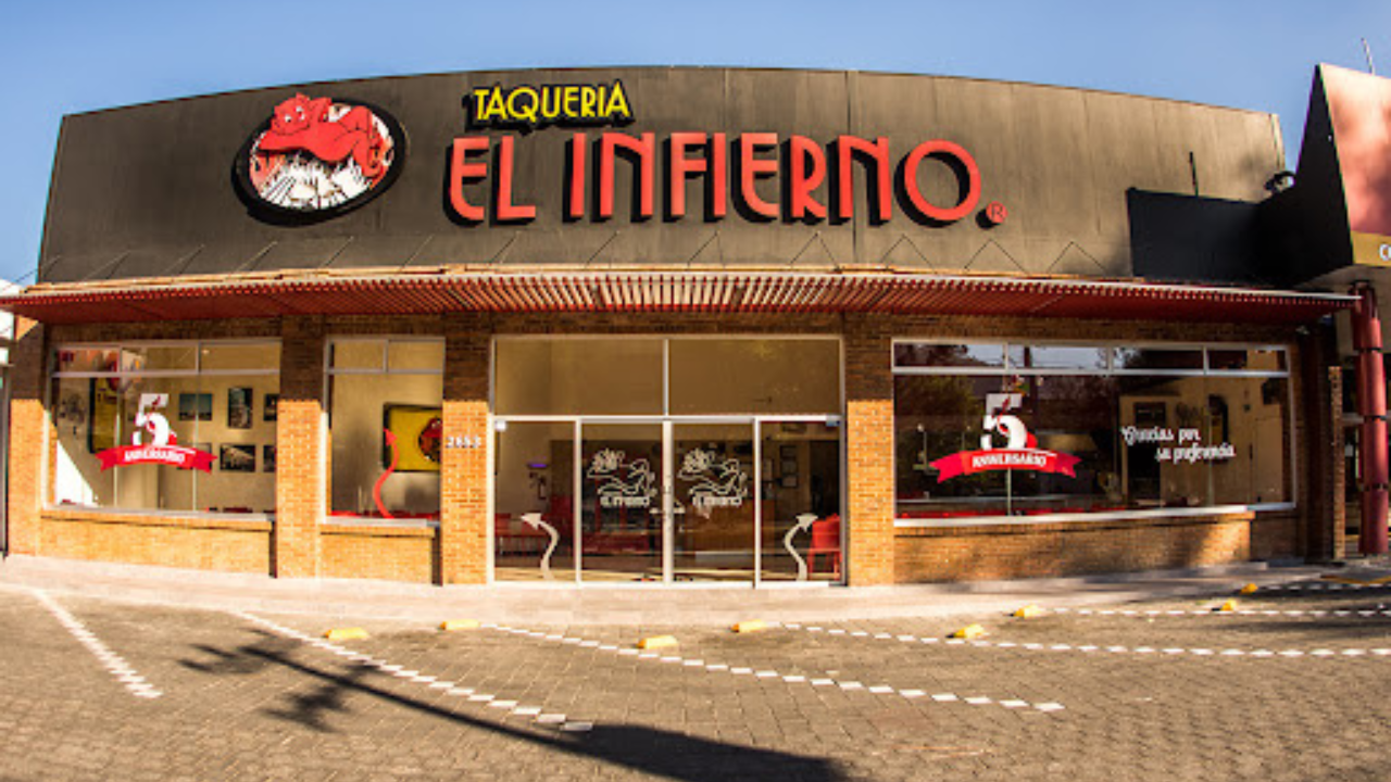 Tragafuegos desata caos al quemar a mariachis en Morelia Miniaturas-18