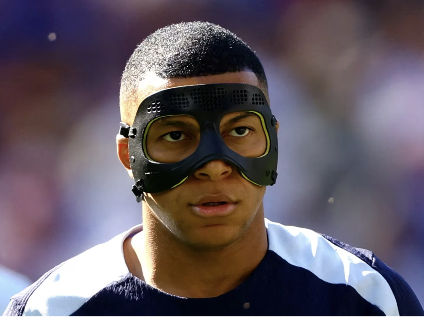 "Mbappé Afronta la Semifinal de la Eurocopa con Nueva Máscara Tras Fractura de Nariz" Captura-de-Pantalla-2024-07-09-a-las-12.58.17