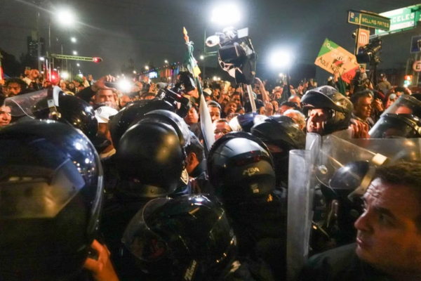 Tenso enfrentamiento entre manifestantes y policías en la CDMX por reforma judicial Imagen página web