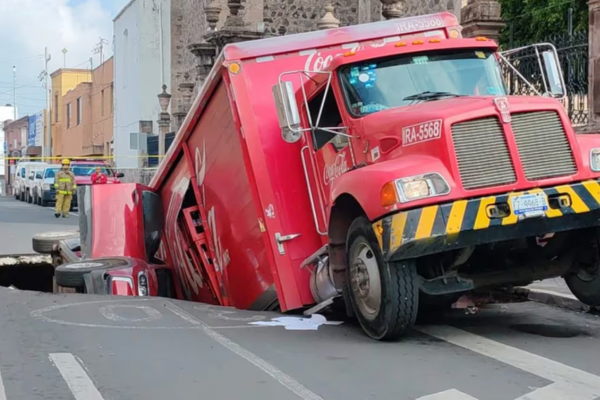 Camión y automóvil caen en socavón en Irapuato: cuatro personas resultan heridas Imagen página web