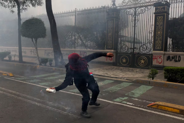 Presuntos normalistas lanzan petardos en Segob; manifestación por Ayotzinapa concluye con gas lacrimógeno Imagen página web