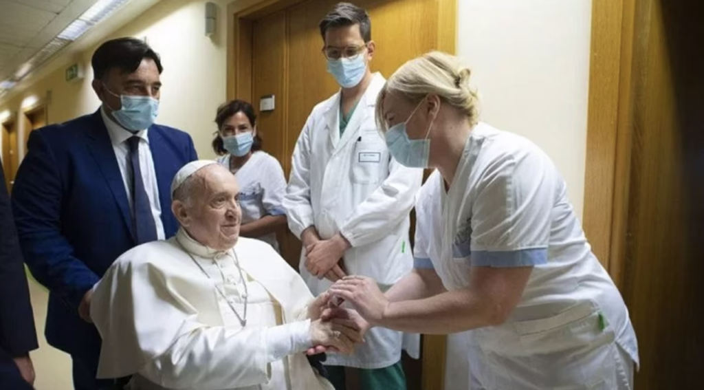 El papa Francisco mostrando signos de recuperación en el hospital Gemelli.