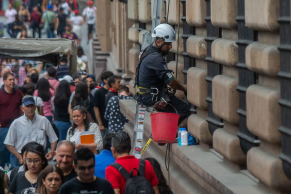Foto de trabajadores mexicanos durante una jornada laboral de 48 horas, simbolizando el debate sobre la reforma de 40 horas.