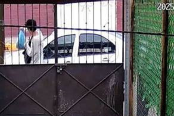 Captura de video de Lucio "N" abandonando a su bebé en una bolsa de plástico en Tultitlán.