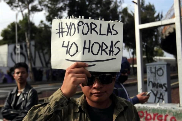 Manifestación en apoyo a la reducción de la jornada laboral en México, con pancartas que exigen más tiempo libre para los trabajadores.