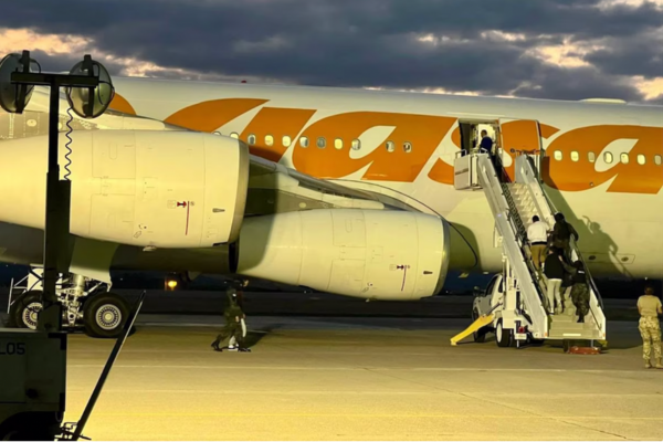 Imagen del avión de Conviasa aterrizando en Maiquetía con migrantes deportados.