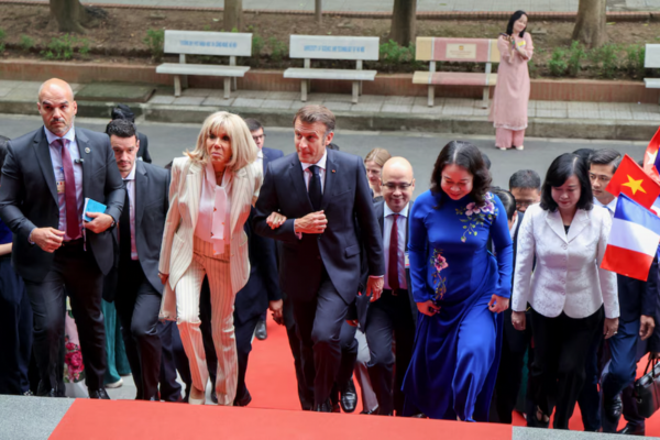 La pareja presidencial francesa muestra unidad tras el incidente en Vietnam