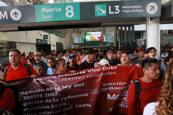 Manifestantes de la CNTE