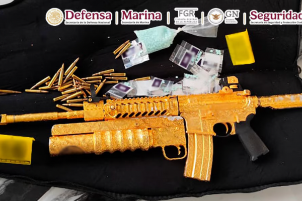 Arma dorada incautada durante la detención de María del Rosario “N”, operadora del CJNG en Jalisco