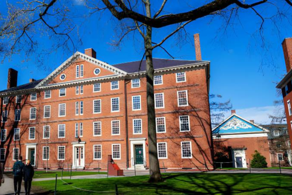 Campus de la Universidad de Harvard afectado por suspensión de fondos