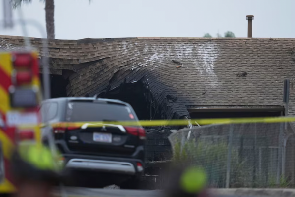 Un avión se estrella en San Diego, provocando un incendio que afectó varias viviendas y vehículos aledaños.