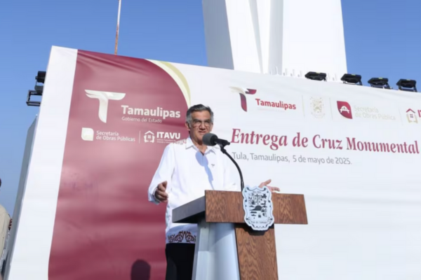 Gobernador Américo Villarreal Anaya durante la inauguración de la Cruz Monumental de la Esperanza en Tula.