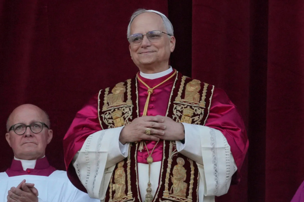 El Papa León XIV, en el balcón de la Basílica de San Pedro