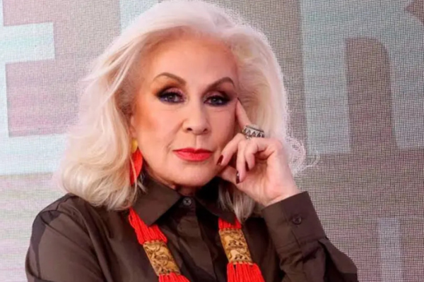 “Viajar en vuelo comercial no te hace humilde" Laura Zapata contra Claudia Sheinbaum Imagen página web