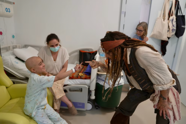 Johnny Depp visitó el Hospital Niño Jesús de Madrid vestido de Jack Sparrow
