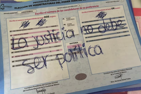 Ciudadanos participando en la elección judicial