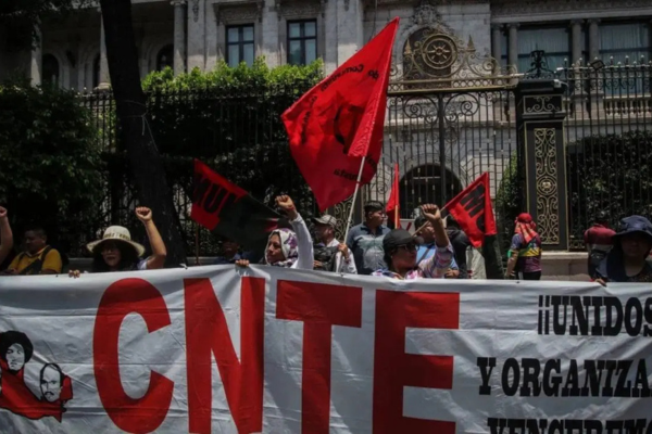 Manifestantes de la CNTE
