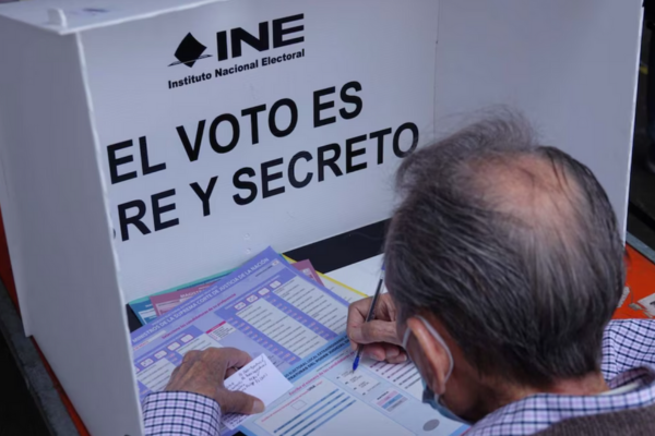 Ciudadanos participando en la elección judicial