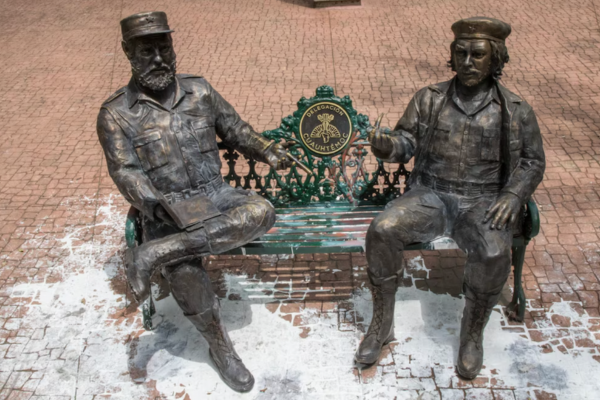 Estatuas retiradas de líderes cubanos en Cuauhtémoc.