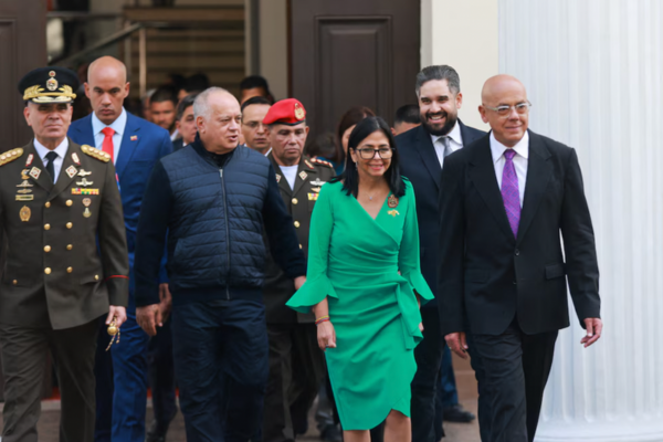 La presidenta de Venezuela, Delcy Rodríguez, escoltada por los ministros de Defensa, Vladimir Padrino, e Interior, Diosdado Cabello, y el presidente del Parlamento, Jorge Rodríguez