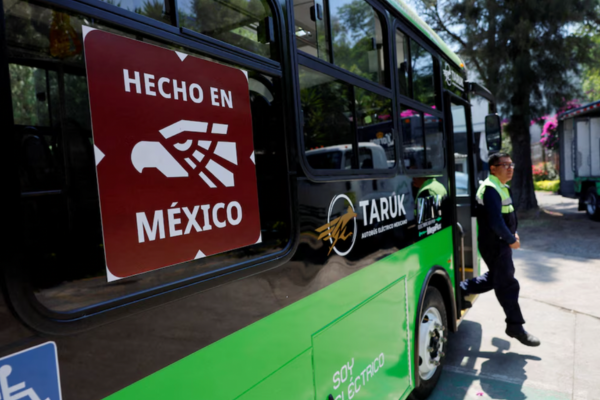 Marcelo Ebrard y Clara Brugada presentan autobús eléctrico Taruk en la Ciudad de México