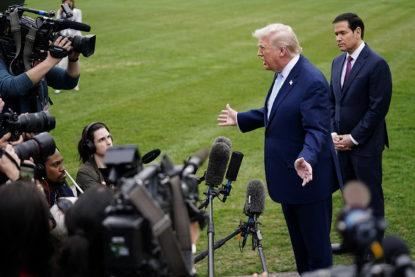 El presidente de Estados Unidos, Donald Trump, habla con los medios de comunicación, flanqueado por el secretario de Estado estadounidense, Marco Rubio