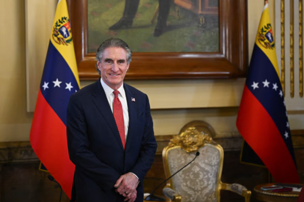 El secretario del Interior de Estados Unidos, Doug Burgum, en su visita a Venezuela