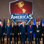 La foto final de Trump junto a los 12 líderes regionales que participaron de la cumbre Escudo de las Américas