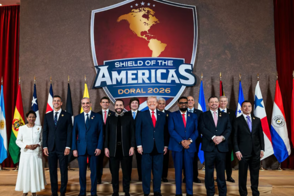 La foto final de Trump junto a los 12 líderes regionales que participaron de la cumbre Escudo de las Américas