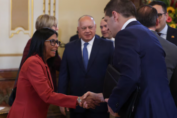 Delcy Rodriguez se reunió con el secretario del Interior de Estados Unidos, Doug Burgum, en el Palacio de Miraflores, Caracas