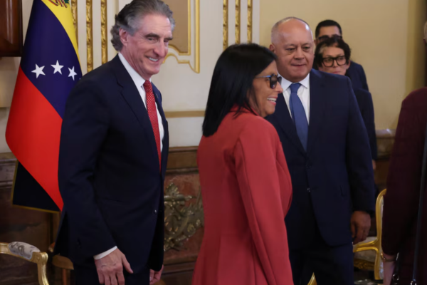 Delcy Rodriguez se reunió con el secretario del Interior de Estados Unidos, Doug Burgum, en el Palacio de Miraflores, Caracas