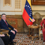 Delcy Rodriguez se reunió con el secretario del Interior de Estados Unidos, Doug Burgum, en el Palacio de Miraflores, Caracas