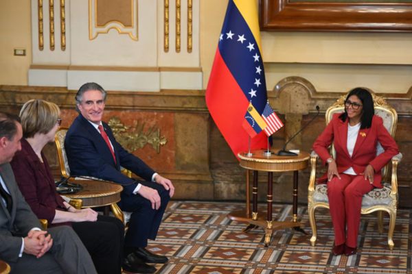 Delcy Rodriguez se reunió con el secretario del Interior de Estados Unidos, Doug Burgum, en el Palacio de Miraflores, Caracas