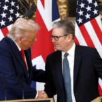 El presidente de Estados Unidos, Donald Trump, y el primer ministro británico, Keir Starmer, se dan la mano