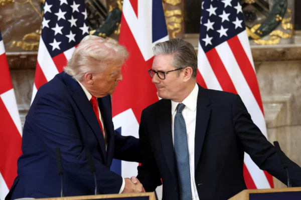 El presidente de Estados Unidos, Donald Trump, y el primer ministro británico, Keir Starmer, se dan la mano