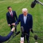 El presidente de Estados Unidos, Donald Trump, habla con los medios de comunicación, flanqueado por el secretario de Estado estadounidense, Marco Rubio