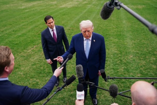 El presidente de Estados Unidos, Donald Trump, habla con los medios de comunicación, flanqueado por el secretario de Estado estadounidense, Marco Rubio
