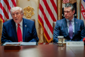 El presidente estadounidense Donald Trump y el secretario de Defensa Pete Hegseth