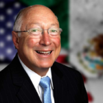 Ken Salazar es un político y diplomático estadounidense de origen hispano que sirvió como Embajador de los Estados Unidos en México