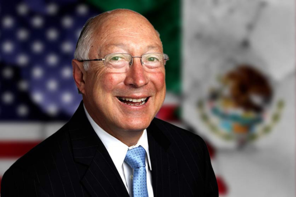 Ken Salazar es un político y diplomático estadounidense de origen hispano que sirvió como Embajador de los Estados Unidos en México
