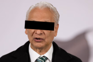 Exdirector de Pemex deja prisión por violencia familiar