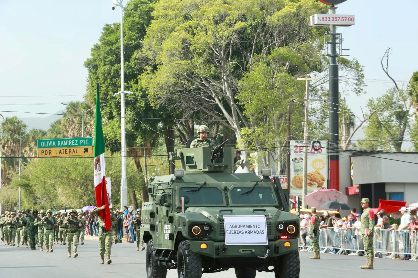 Vehículo de las Fuerzas Armadas recorre el bulevar Tamaulipas durante el desfile