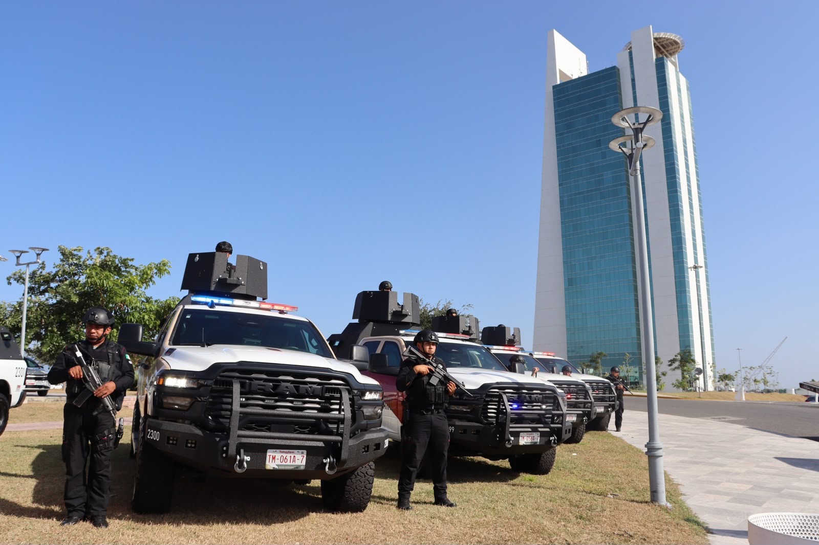 Elementos y vehículos de la Guardia Estatal durante un operativo en Ciudad Victoria