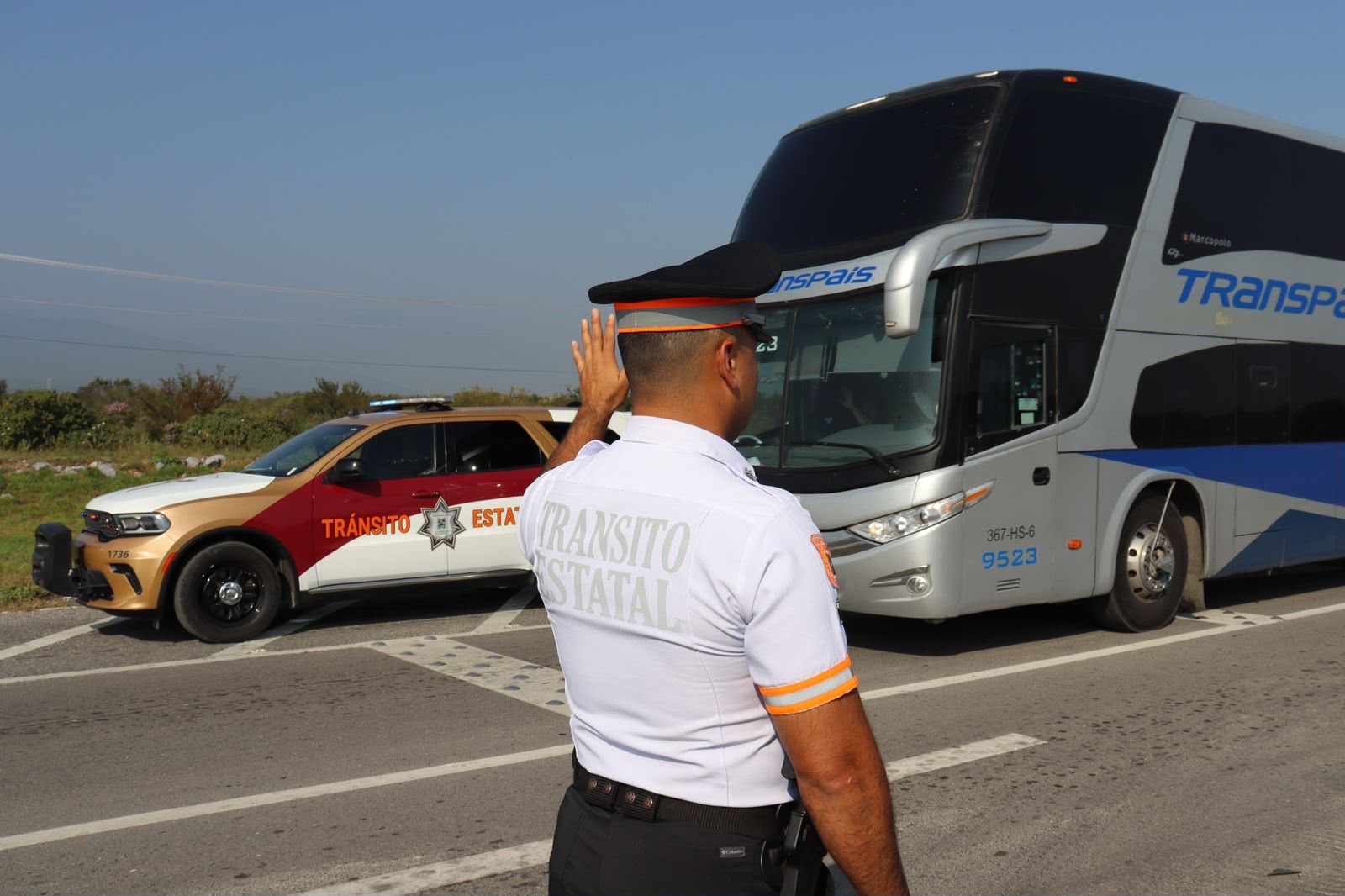 Elemento de Tránsito Estatal brinda seguridad a un autobús en carretera