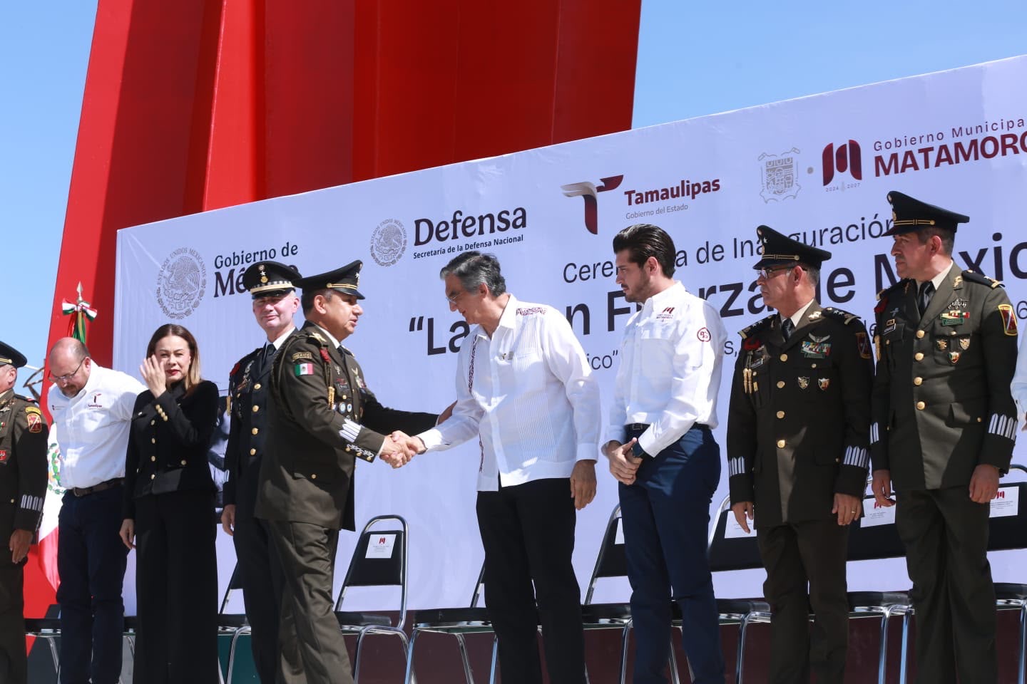 Américo Villarreal saluda a un mando militar durante un acto de seguridad