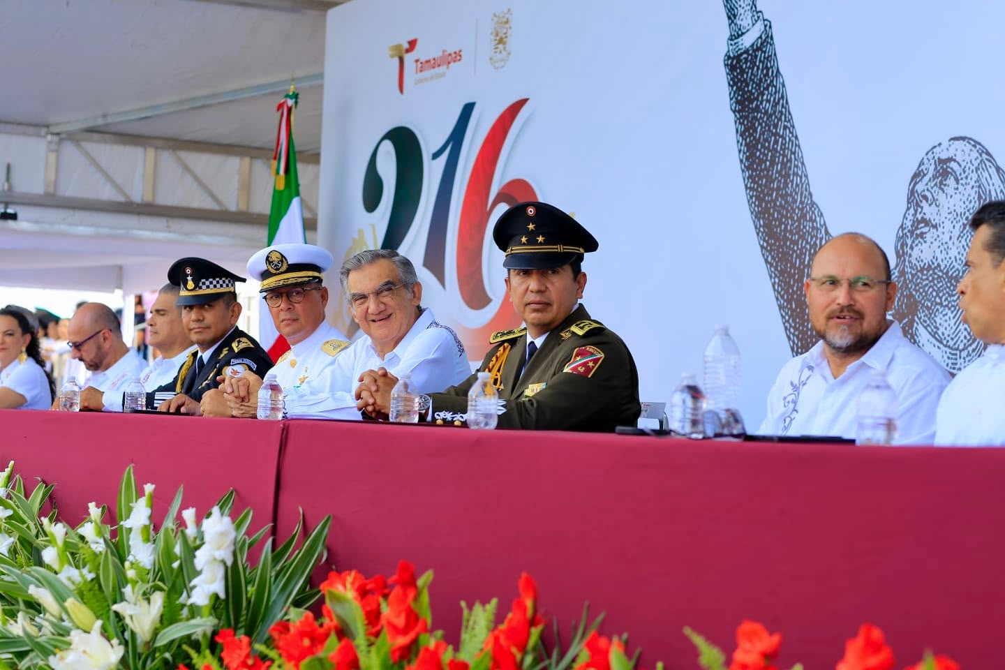 Américo Villarreal y autoridades observan el desfile cívico-militar en Tamaulipas