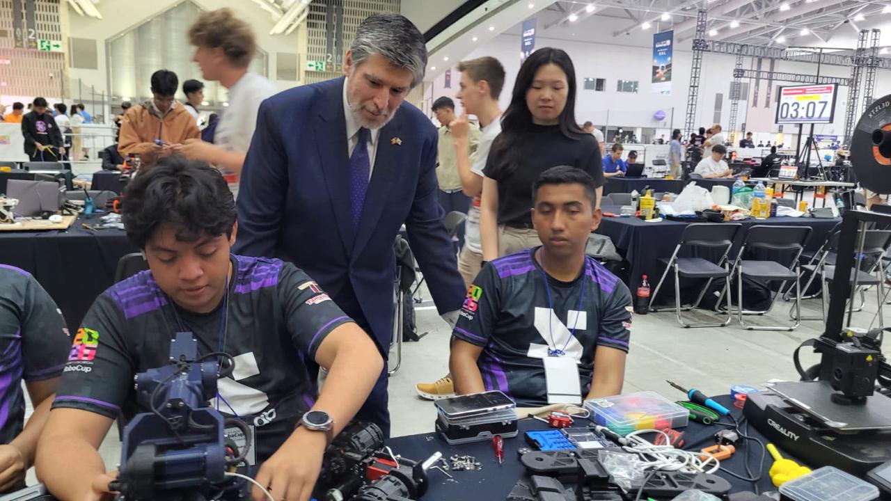 Jóvenes tamaulipecos trabajan en el área técnica de una competencia internacional de robótica